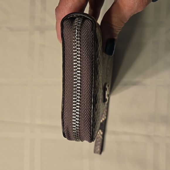 Michael Kors EUC Jet Set wallet with wrist strap, Brown and cream - Picture 11 of 12